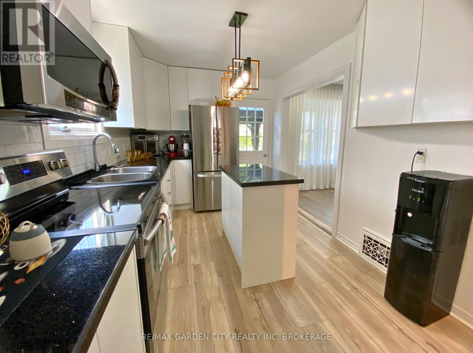 243 Geneva Street, St. Catharines, Ontario  L2R 4R2 - Photo 4 - X12380493