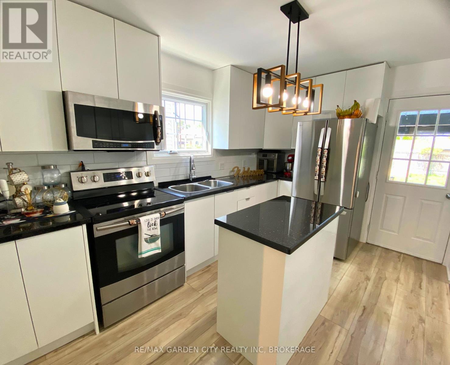 243 Geneva Street, St. Catharines, Ontario  L2R 4R2 - Photo 5 - X12380493