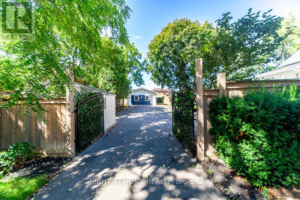CARRIAGE HOUSE - 2 PETER STREET, Markham, Ontario
