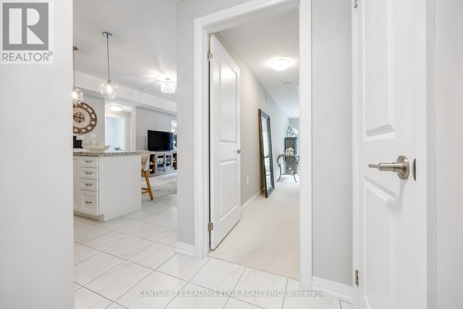 209 - 300 Essa Rd, Barrie (0 West), Ontario  L9J 0B9 - Photo 5 - S12380239