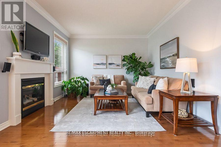 7107 Appletree Lane, Mississauga, Ontario  L5W 1W5 - Photo 12 - W12380161