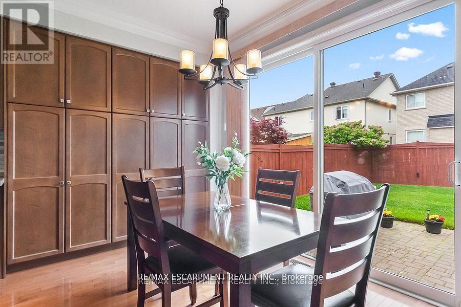 7107 Appletree Lane, Mississauga, Ontario  L5W 1W5 - Photo 17 - W12380161