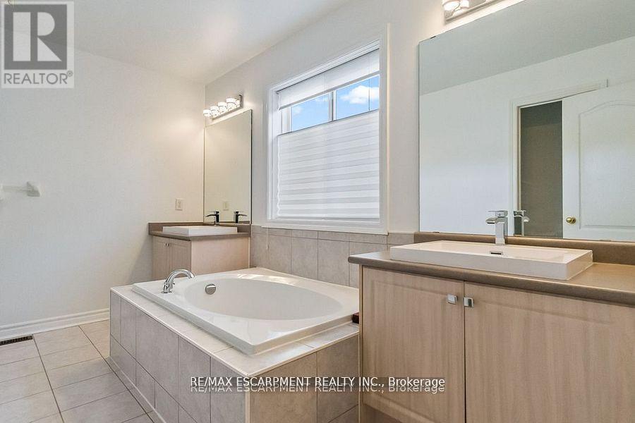 7107 Appletree Lane, Mississauga, Ontario  L5W 1W5 - Photo 25 - W12380161