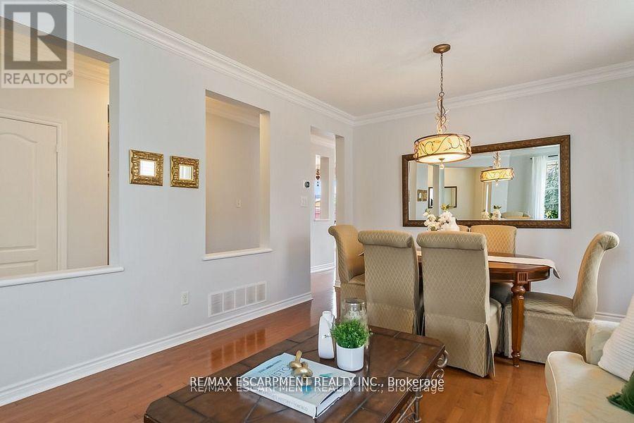 7107 Appletree Lane, Mississauga, Ontario  L5W 1W5 - Photo 7 - W12380161