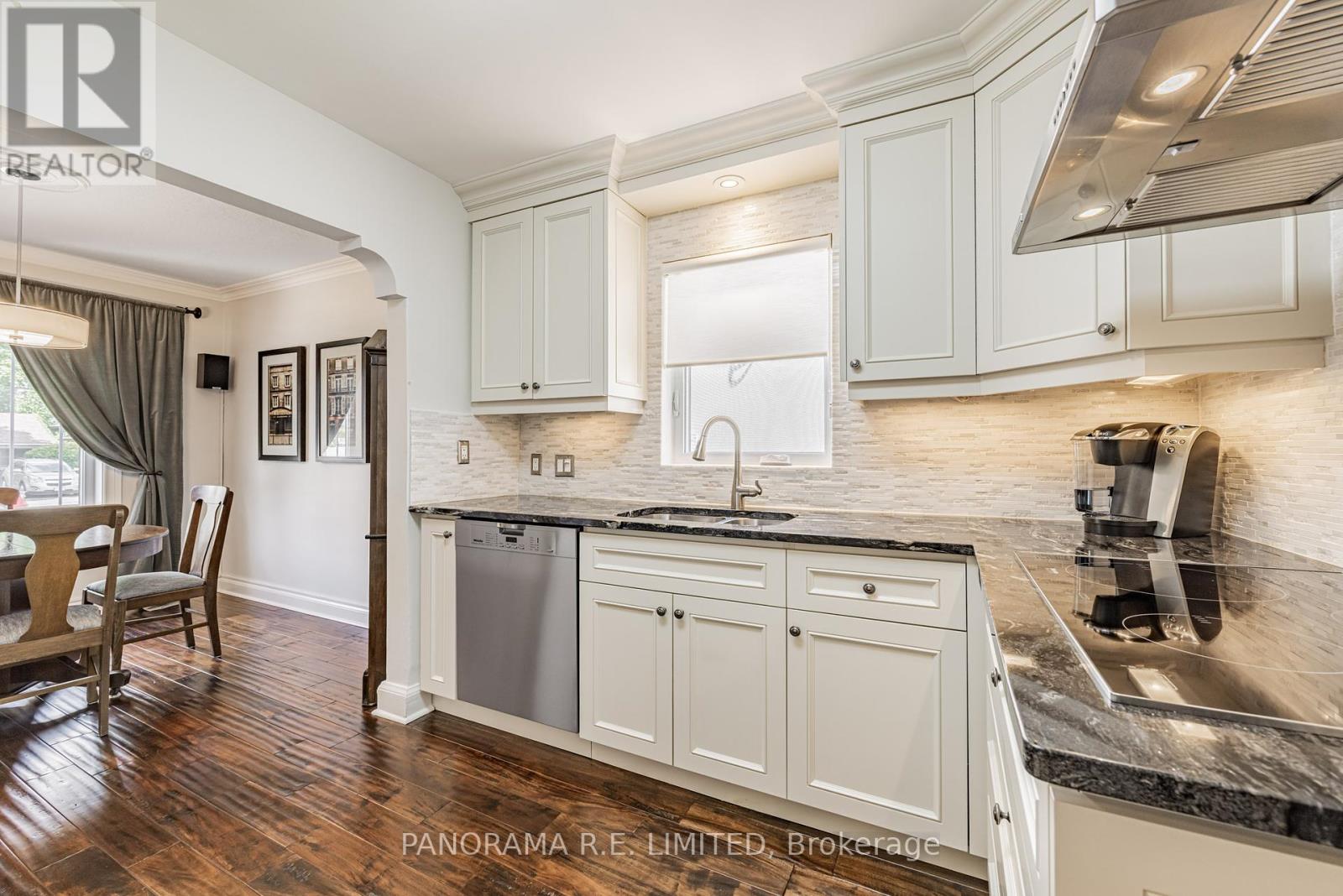 17 Dorlen Avenue, Toronto, Ontario  M9B 5A8 - Photo 10 - W12380175