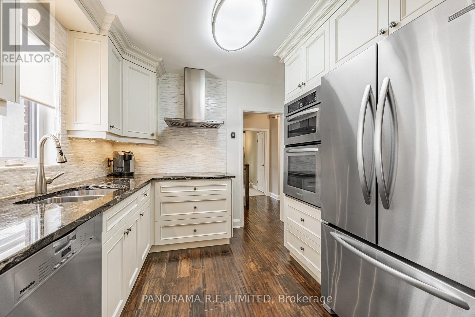 17 Dorlen Avenue, Toronto, Ontario  M9B 5A8 - Photo 12 - W12380175