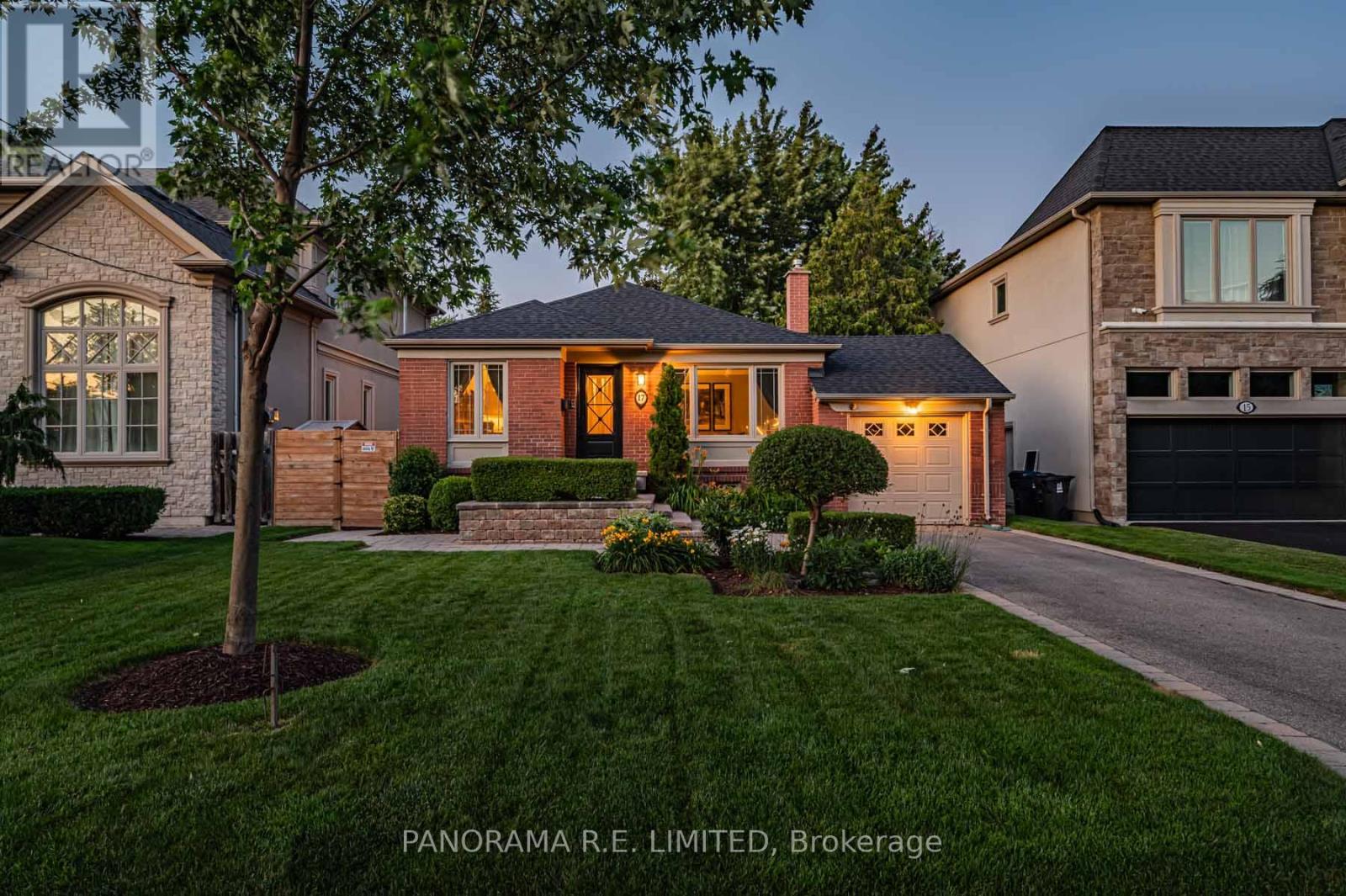 17 Dorlen Avenue, Toronto, Ontario  M9B 5A8 - Photo 2 - W12380175