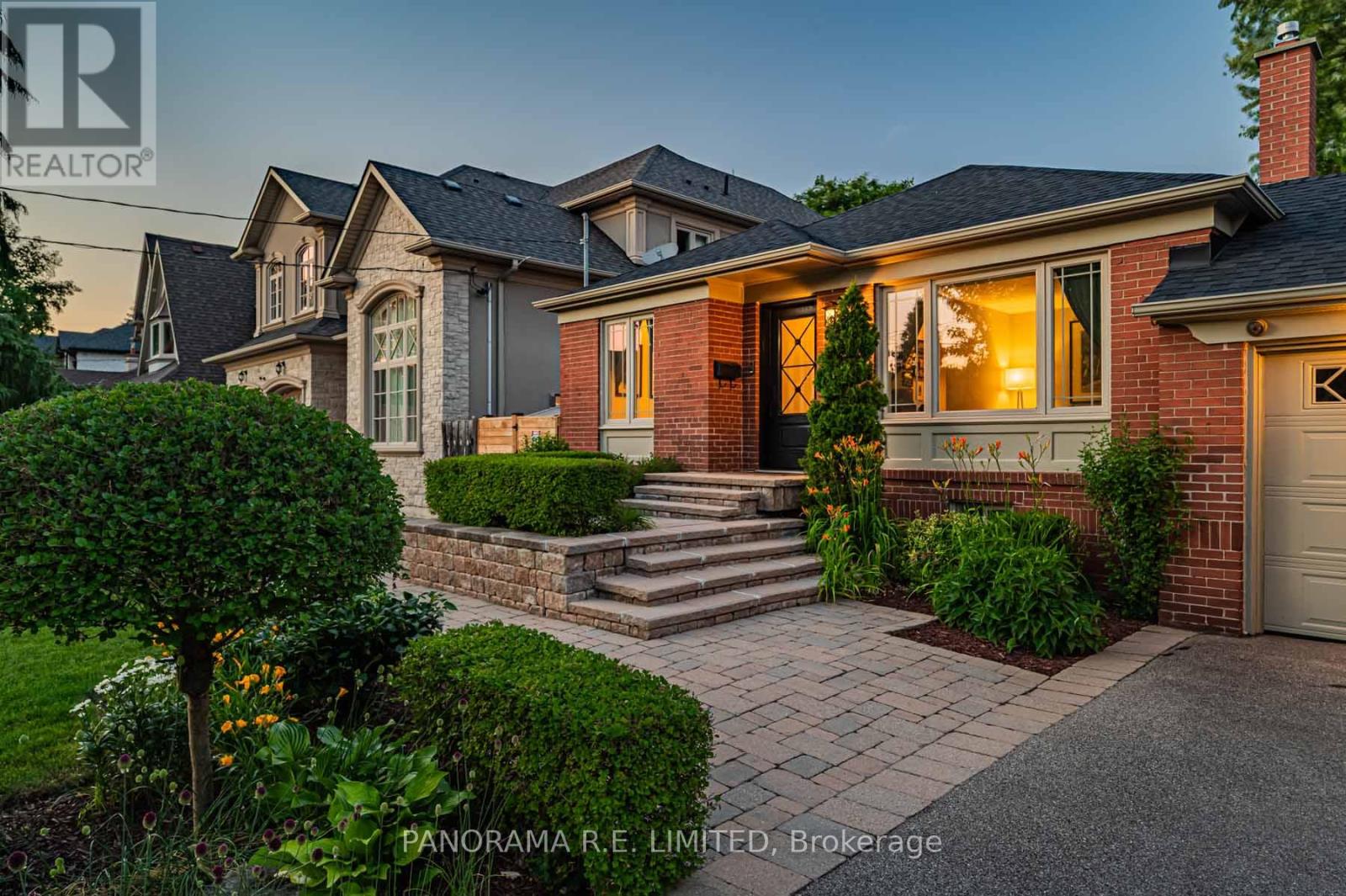 17 Dorlen Avenue, Toronto, Ontario  M9B 5A8 - Photo 3 - W12380175