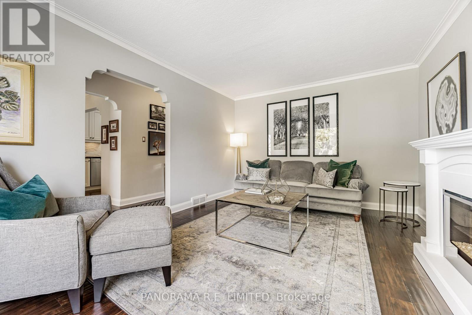 17 Dorlen Avenue, Toronto, Ontario  M9B 5A8 - Photo 6 - W12380175