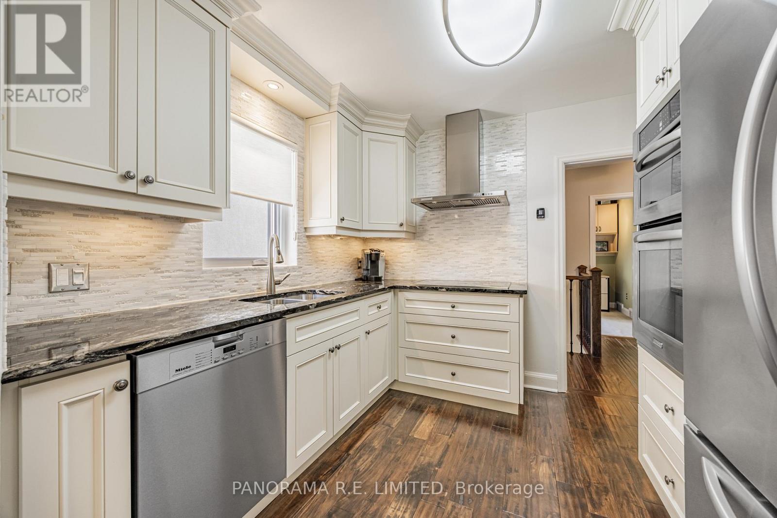 17 Dorlen Avenue, Toronto, Ontario  M9B 5A8 - Photo 9 - W12380175