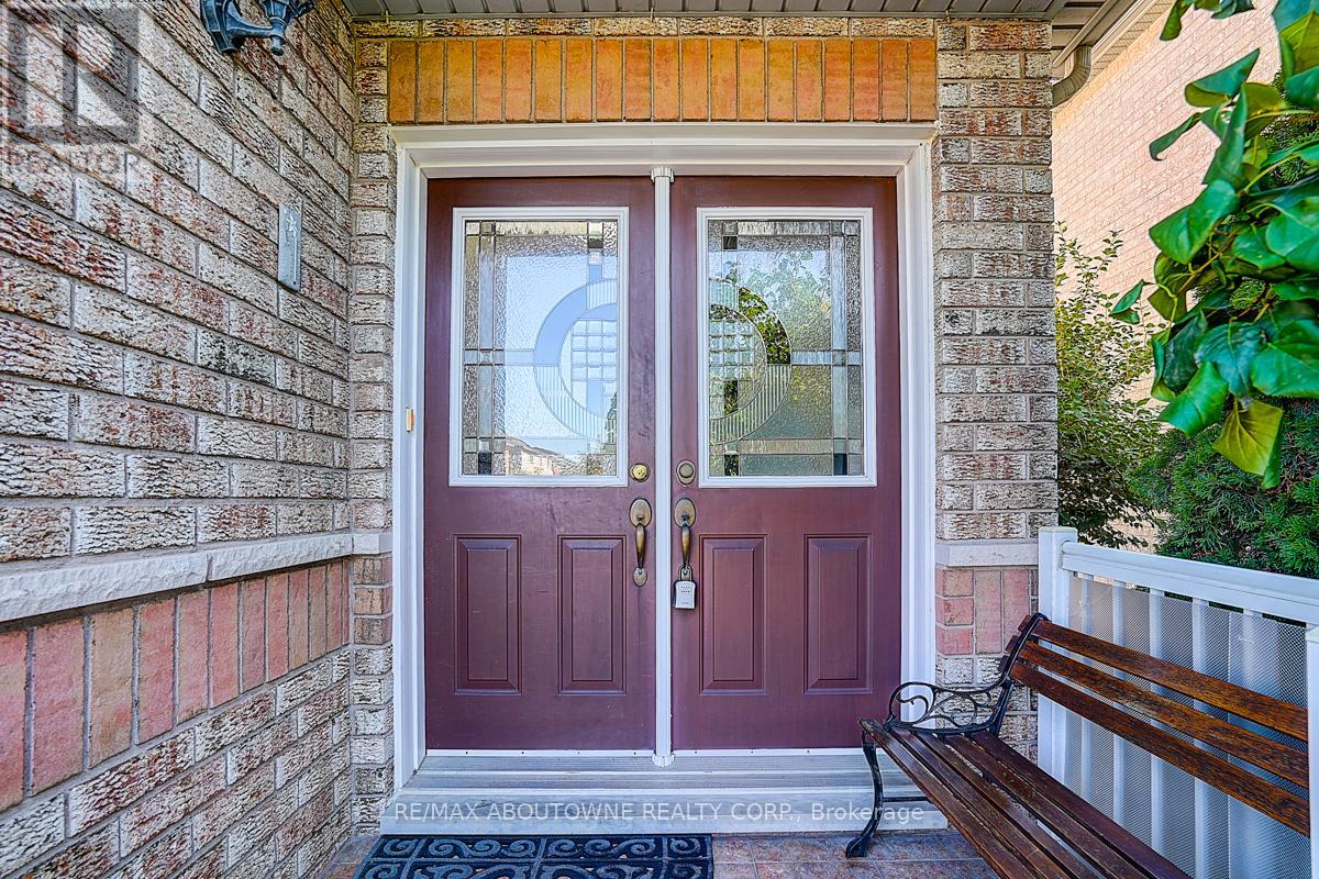 5575 Margarita Crescent, Mississauga, Ontario  L5M 6Z2 - Photo 2 - W12380188