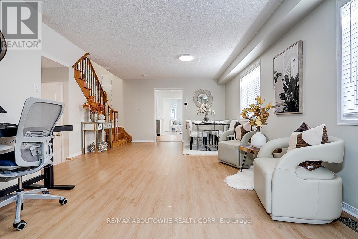 5575 Margarita Crescent, Mississauga, Ontario  L5M 6Z2 - Photo 5 - W12380188