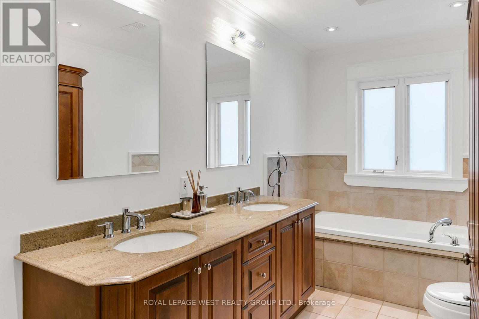 14 Dunedin Drive, Toronto, Ontario  M8X 2K5 - Photo 39 - W12380190