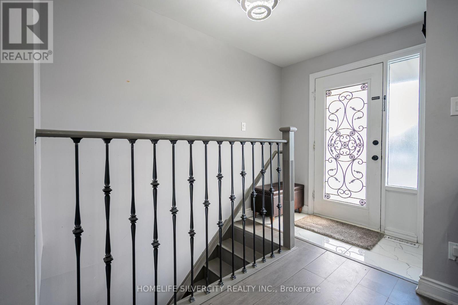72 Brookland Drive, Brampton (Avondale), Ontario  L6T 2M5 - Photo 2 - W12380200