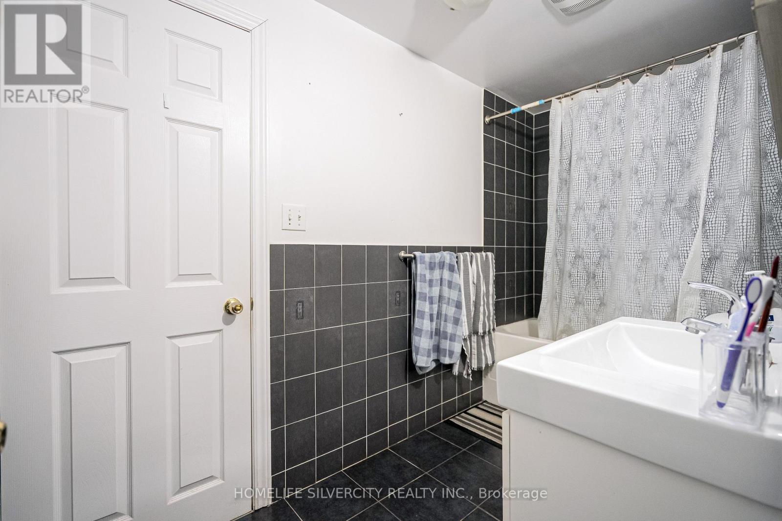 72 Brookland Drive, Brampton (Avondale), Ontario  L6T 2M5 - Photo 31 - W12380200