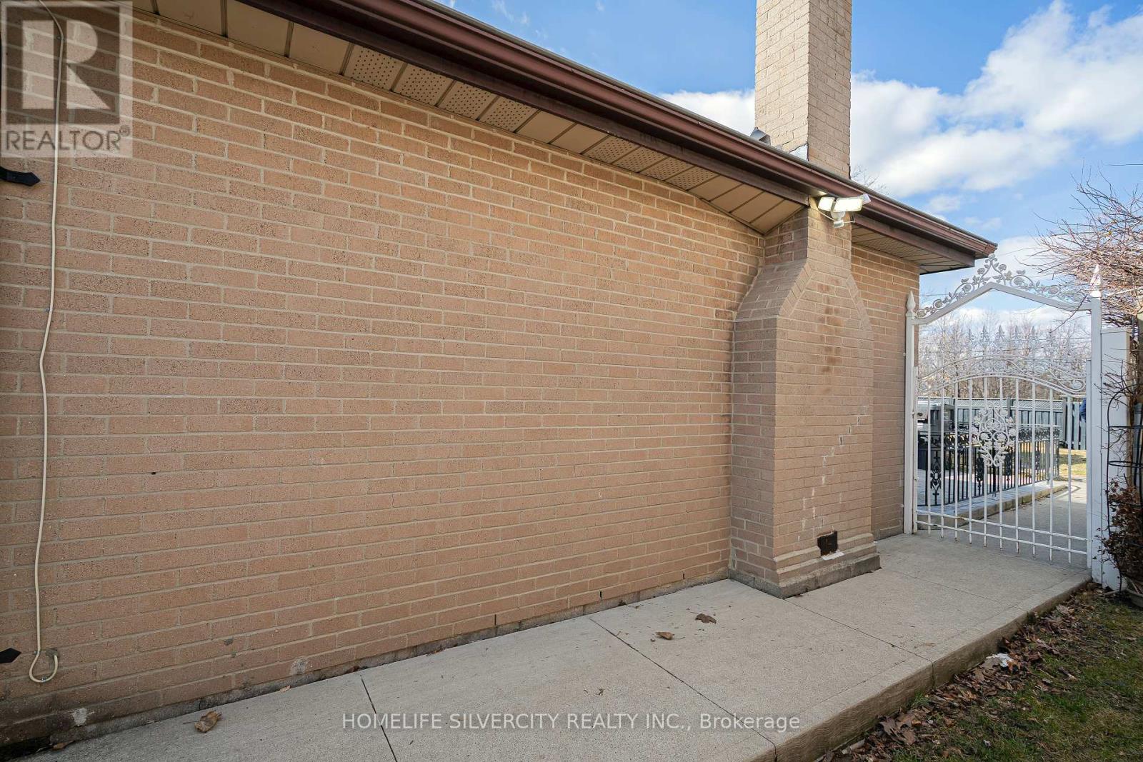 72 Brookland Drive, Brampton (Avondale), Ontario  L6T 2M5 - Photo 34 - W12380200