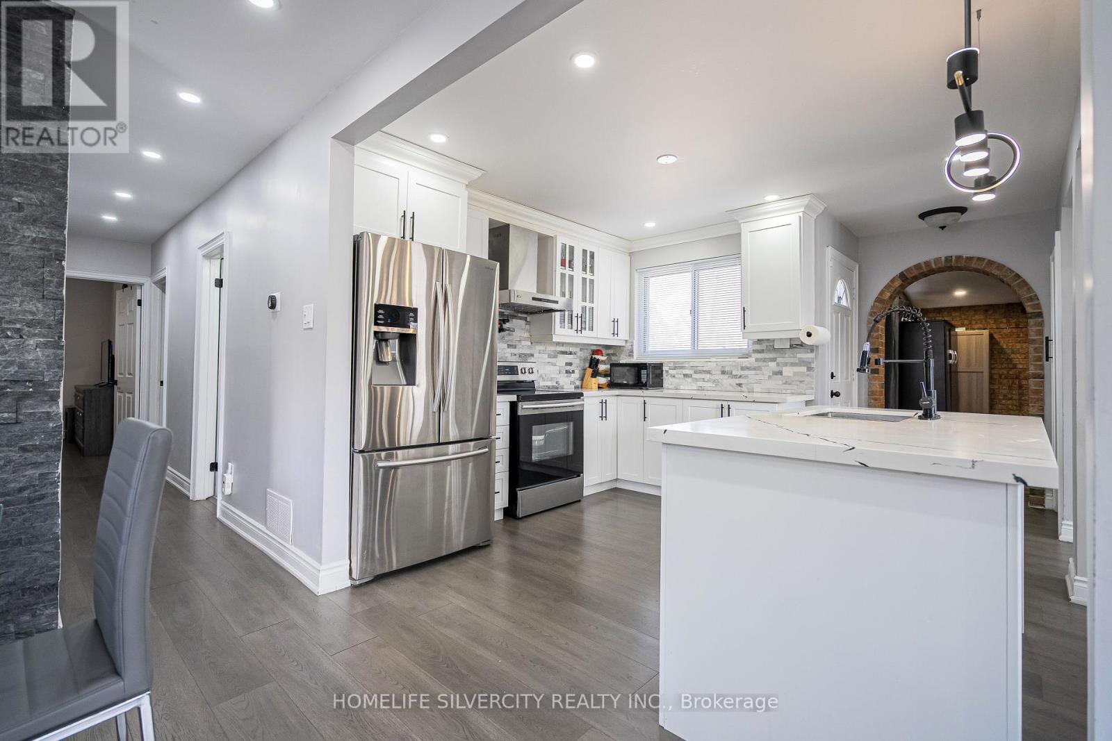 72 Brookland Drive, Brampton (Avondale), Ontario  L6T 2M5 - Photo 7 - W12380200