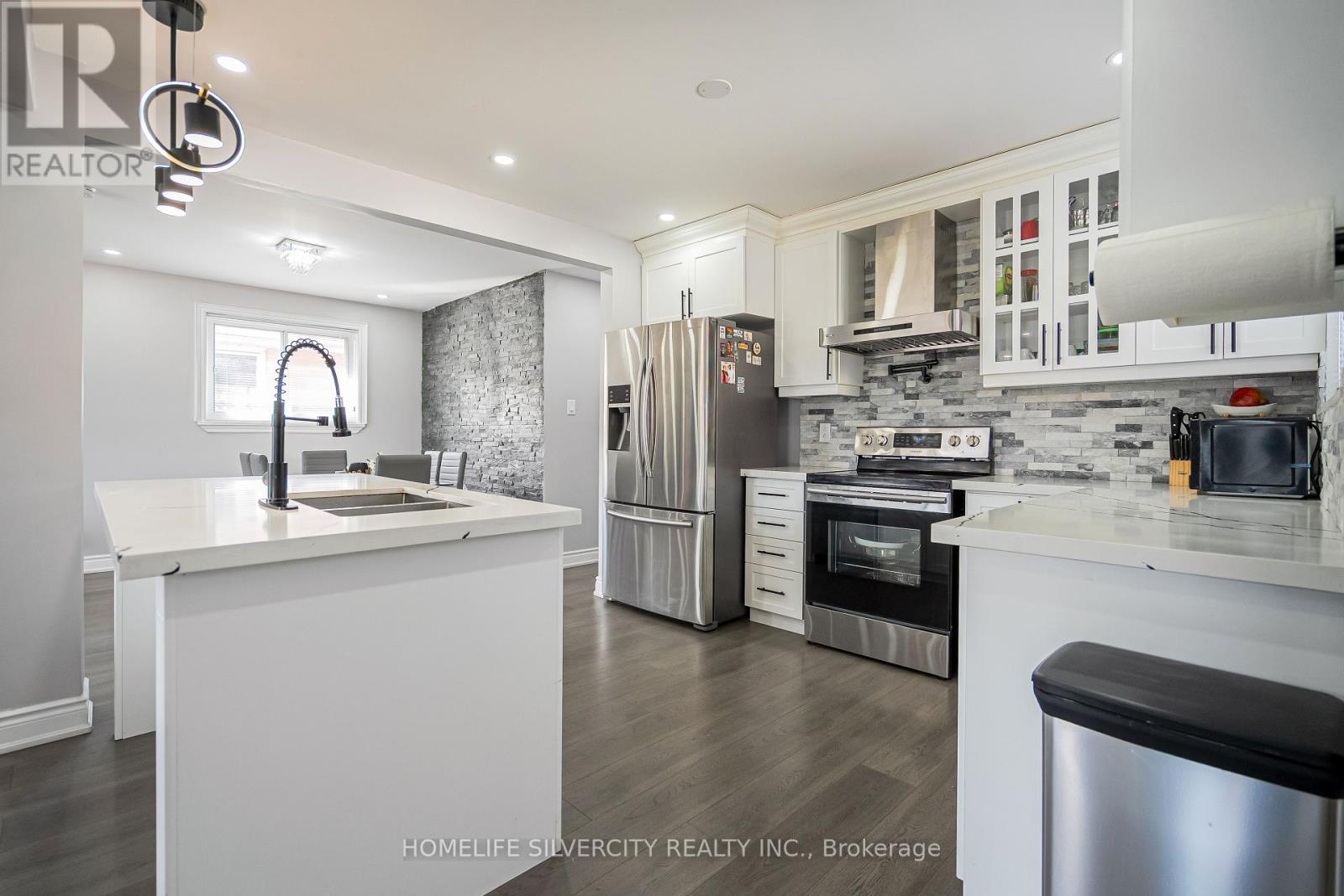 72 Brookland Drive, Brampton (Avondale), Ontario  L6T 2M5 - Photo 8 - W12380200