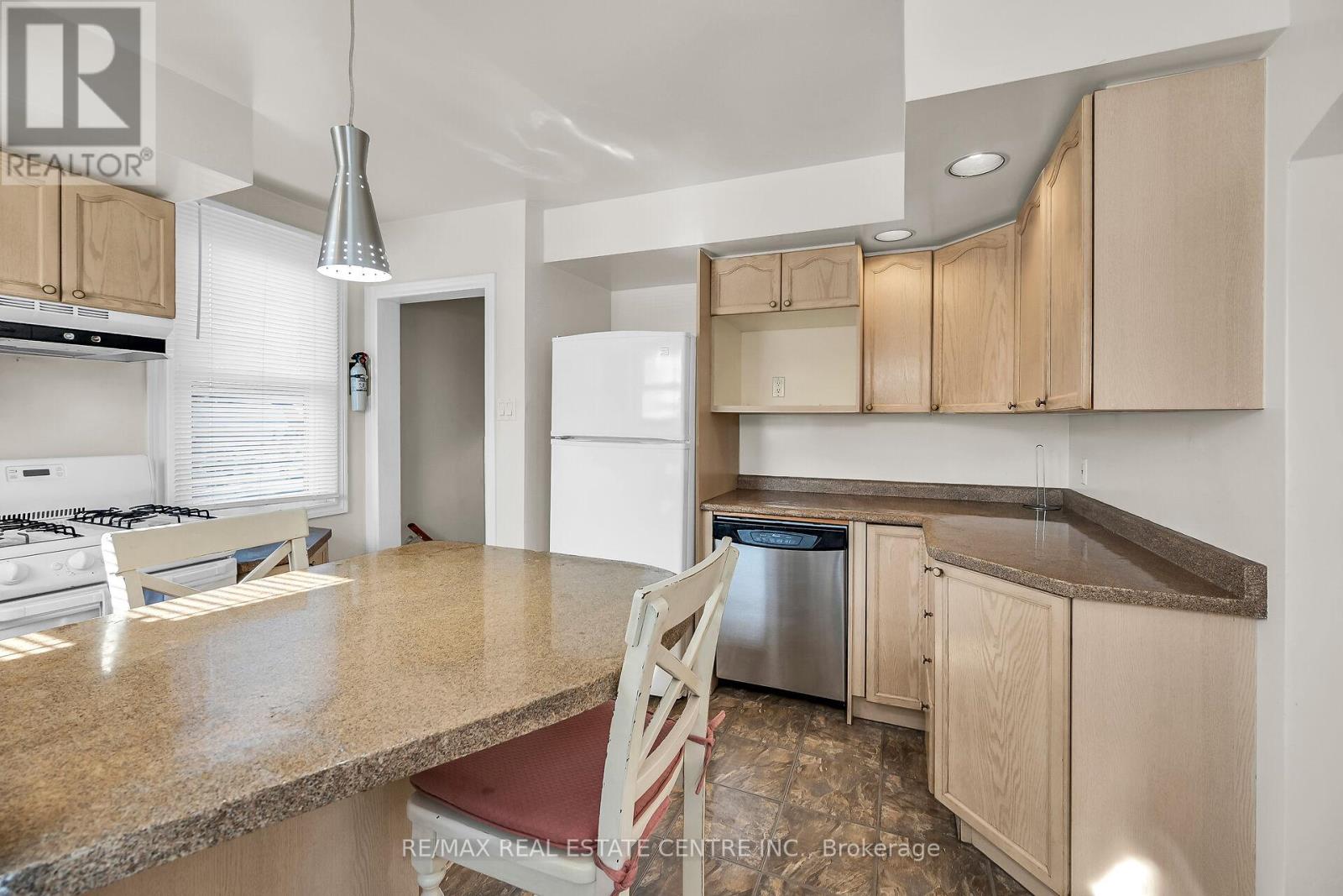 894 Garth Street, Hamilton, Ontario  L9C 4K9 - Photo 3 - X12380168