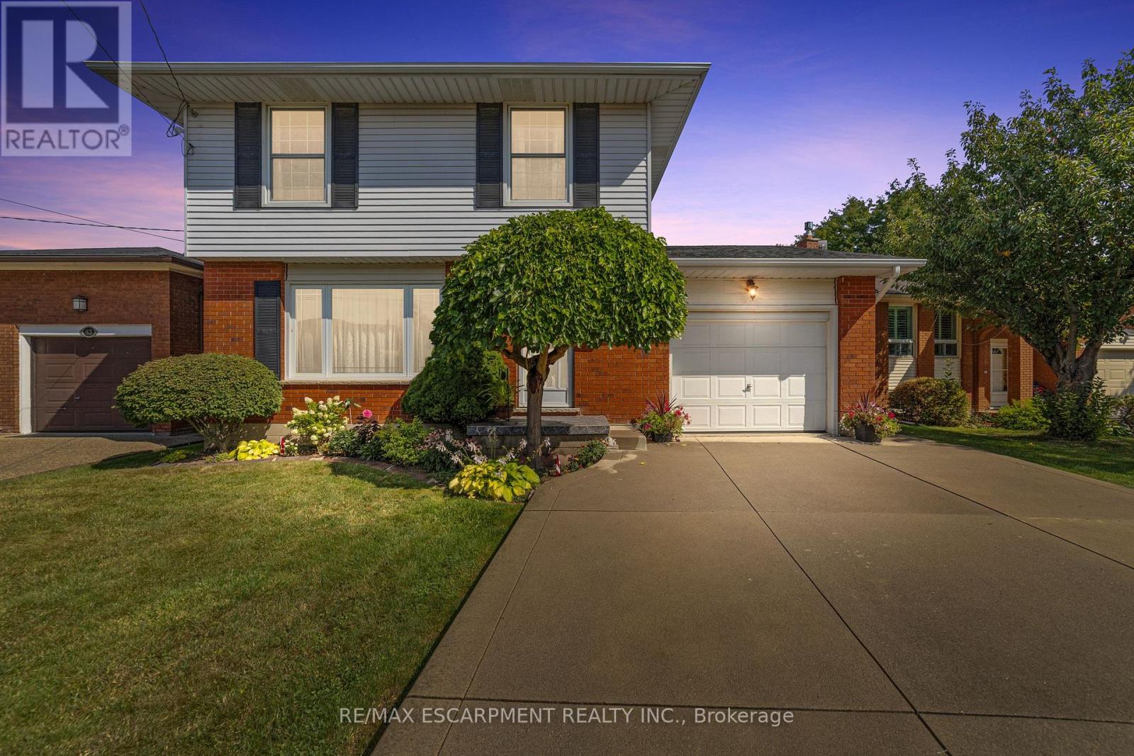 47 Leaway Avenue, Hamilton, Ontario  L8W 1S7 - Photo 2 - X12380207