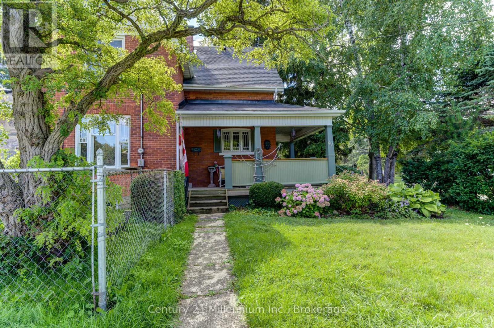 47 Pearson Street, Meaford, Ontario  N4L 1K7 - Photo 4 - X12380596