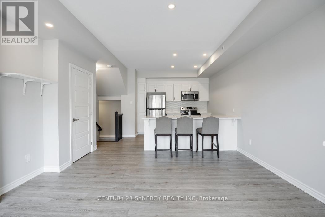 816 Mikinak Road S, Ottawa, Ontario  K1K 5A5 - Photo 11 - X12380608