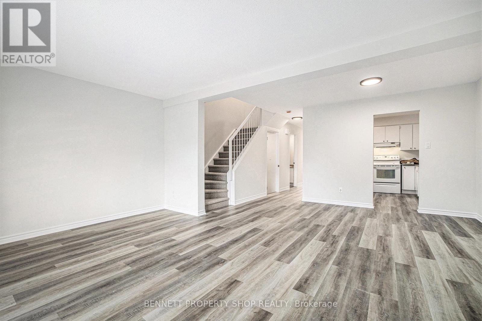 43 Clarkson Crescent, Ottawa, Ontario  K2L 3C9 - Photo 5 - X12380631