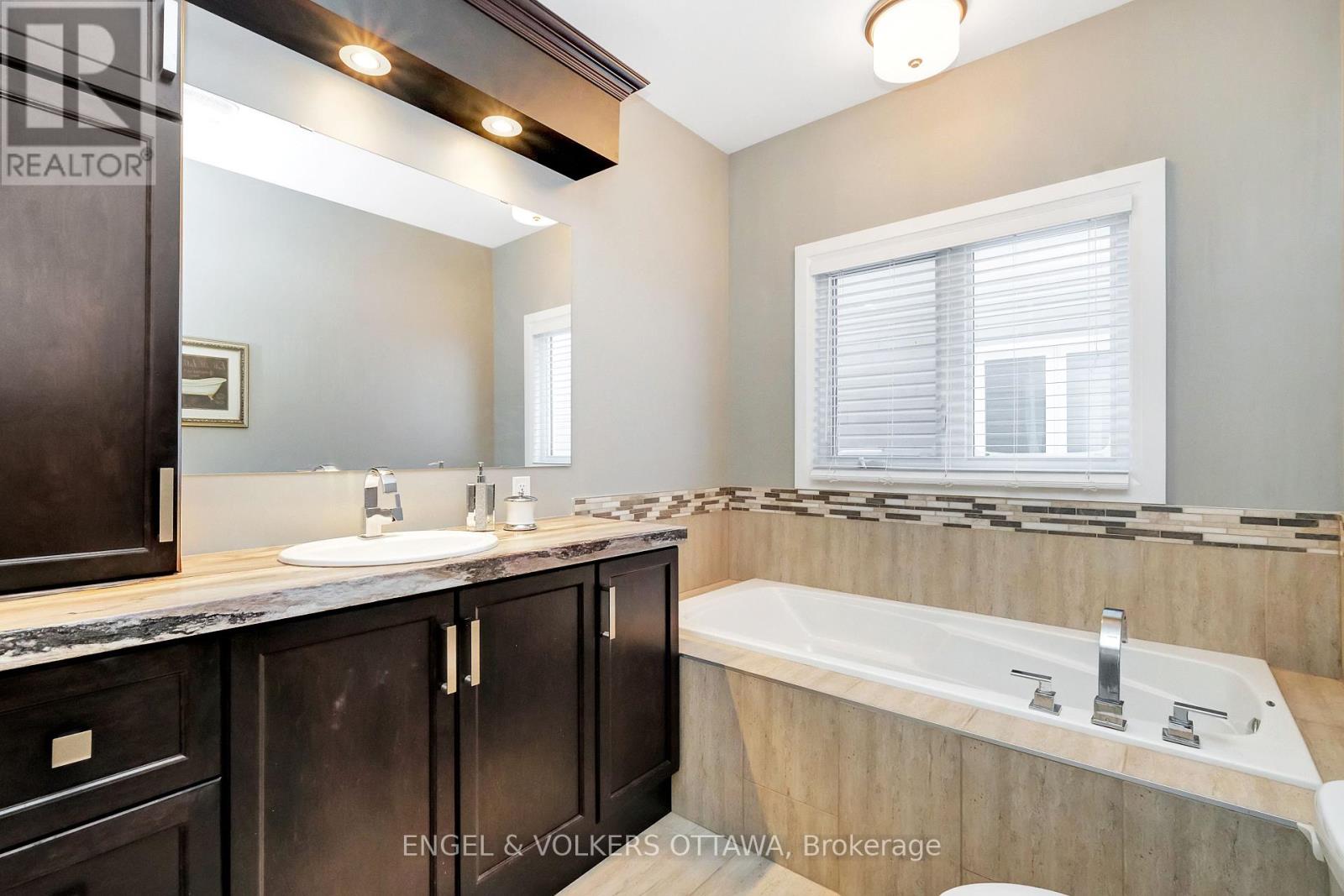 304 Colmar Street, Russell, Ontario  K0A 1W0 - Photo 23 - X12380644
