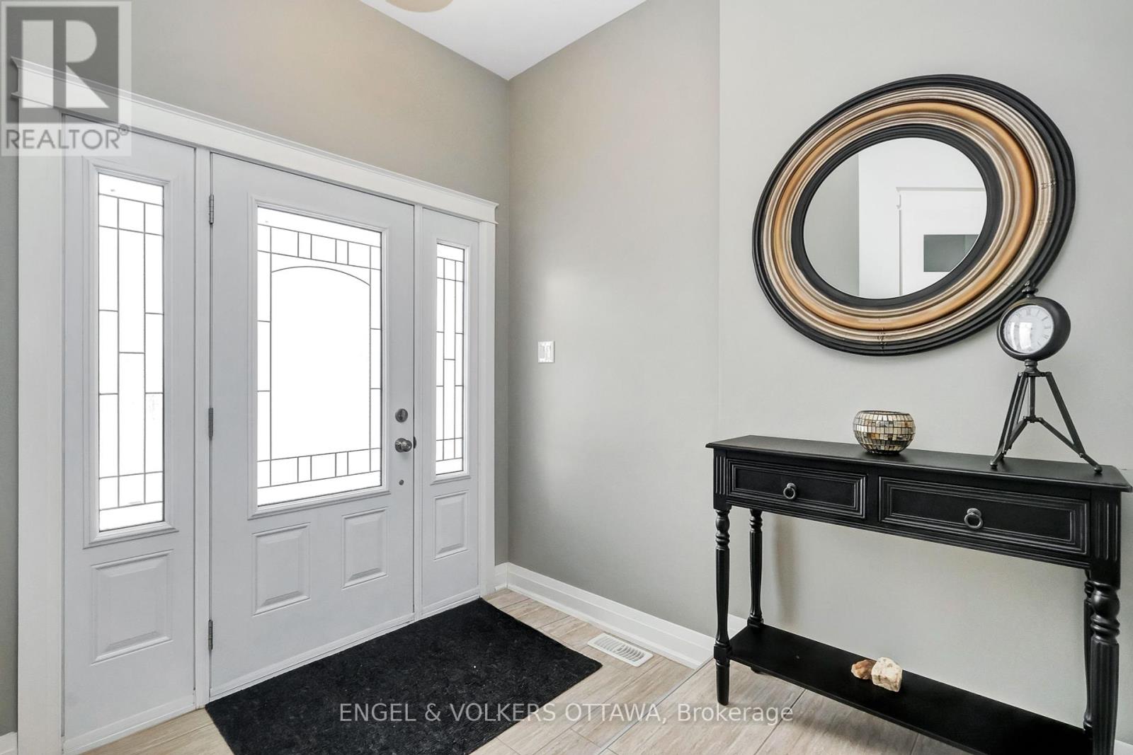 304 Colmar Street, Russell, Ontario  K0A 1W0 - Photo 3 - X12380644