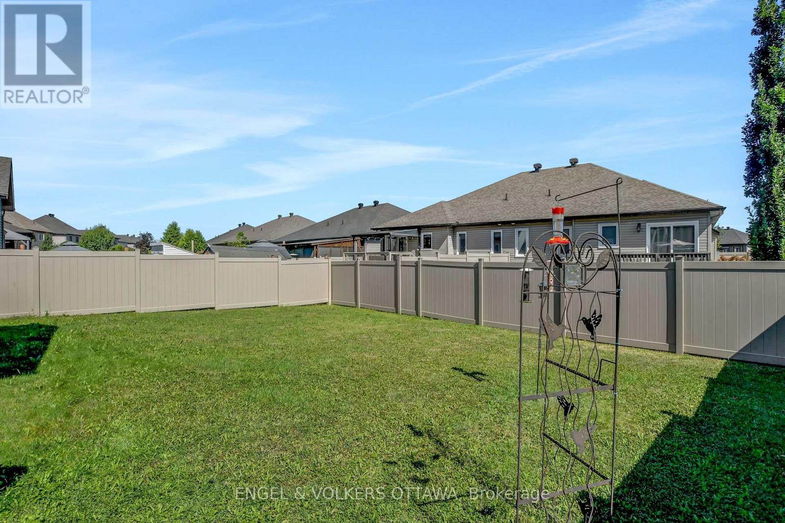 304 Colmar Street, Russell, Ontario  K0A 1W0 - Photo 32 - X12380644