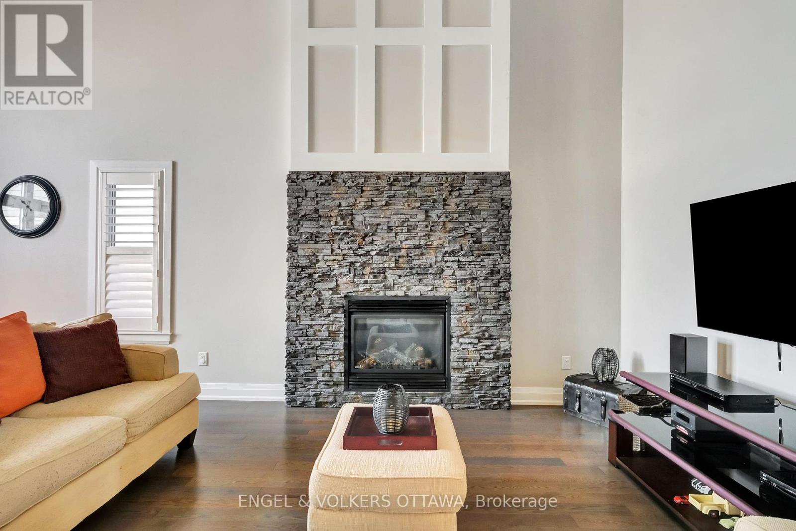 304 Colmar Street, Russell, Ontario  K0A 1W0 - Photo 6 - X12380644