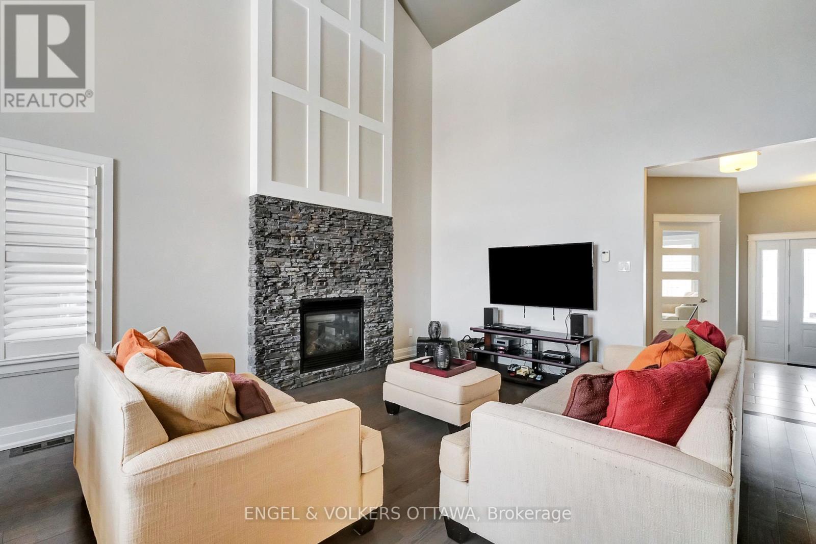 304 Colmar Street, Russell, Ontario  K0A 1W0 - Photo 7 - X12380644