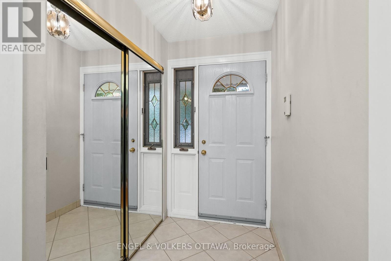 3348 Kodiak Street, Ottawa, Ontario  K1V 7S8 - Photo 4 - X12380686