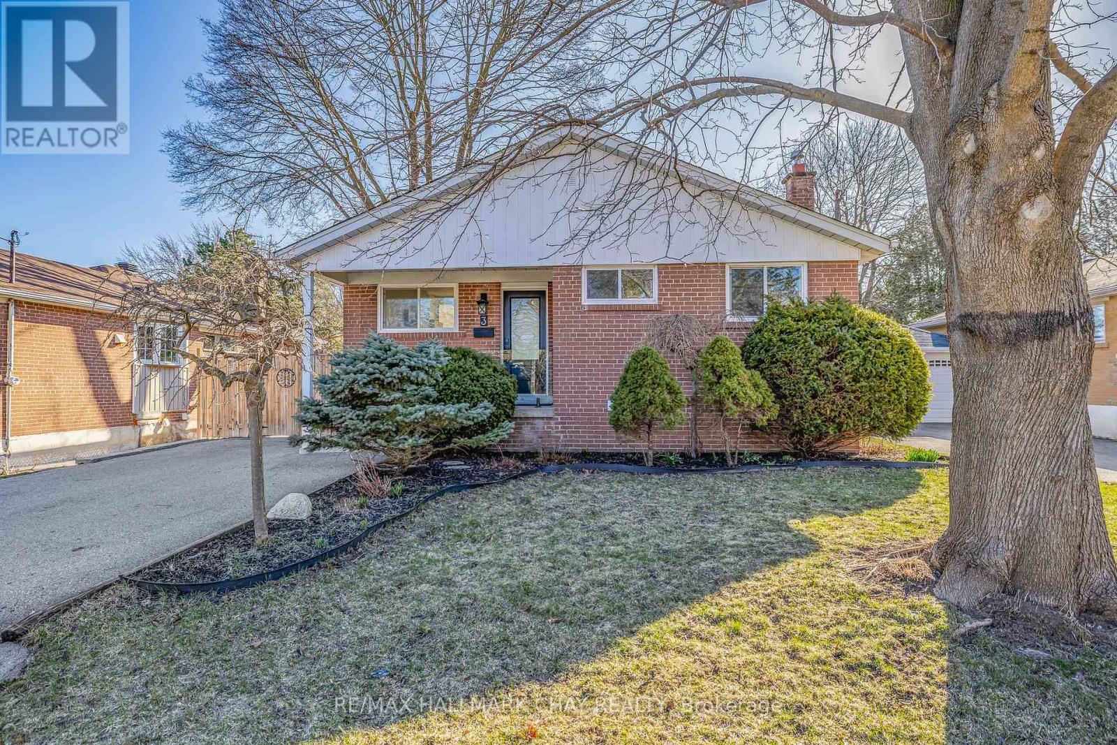 3 Davidson Road, Aurora (Aurora Highlands), Ontario  L4G 2A9 - Photo 2 - N12380328