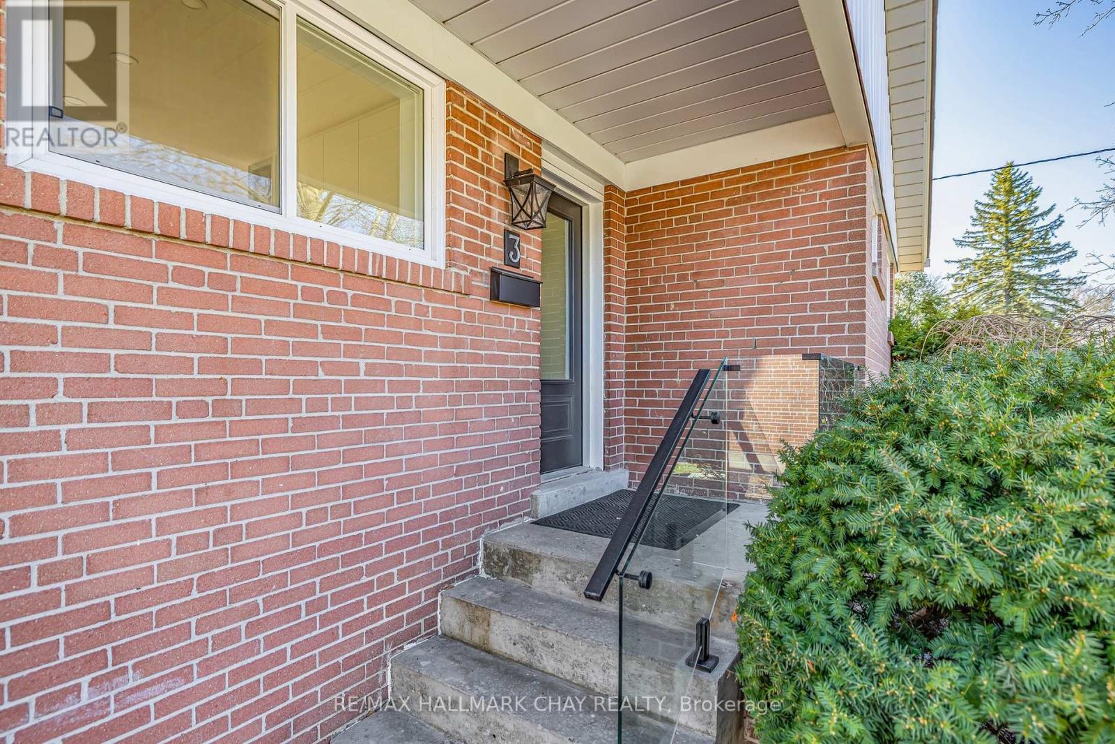 3 Davidson Road, Aurora (Aurora Highlands), Ontario  L4G 2A9 - Photo 3 - N12380328