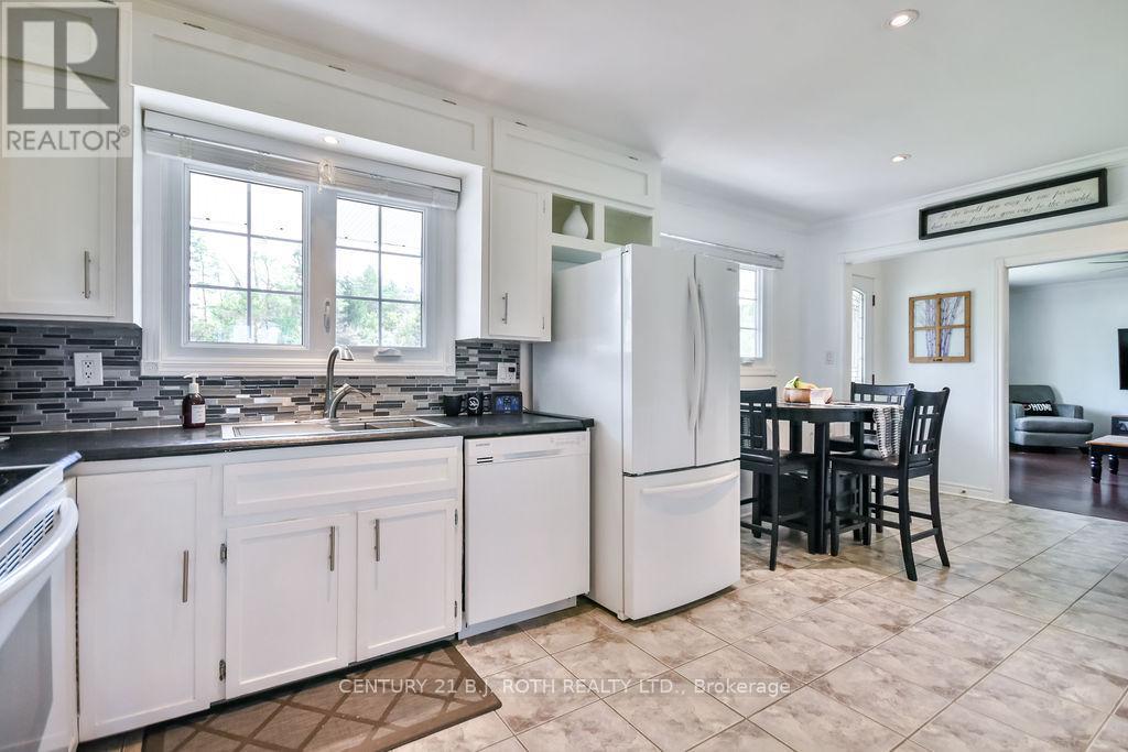 1452 County Rd 92 Road, Springwater, Ontario  L0L 1P0 - Photo 4 - S12380537