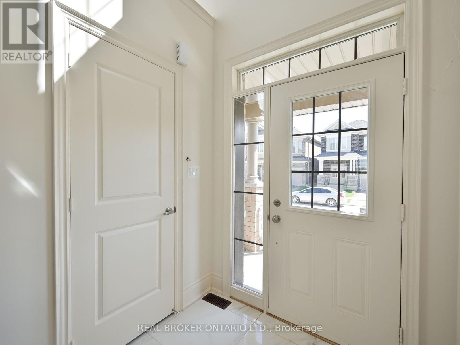 1555 Severn Drive, Milton, Ontario  L9E 1X9 - Photo 5 - W12380421