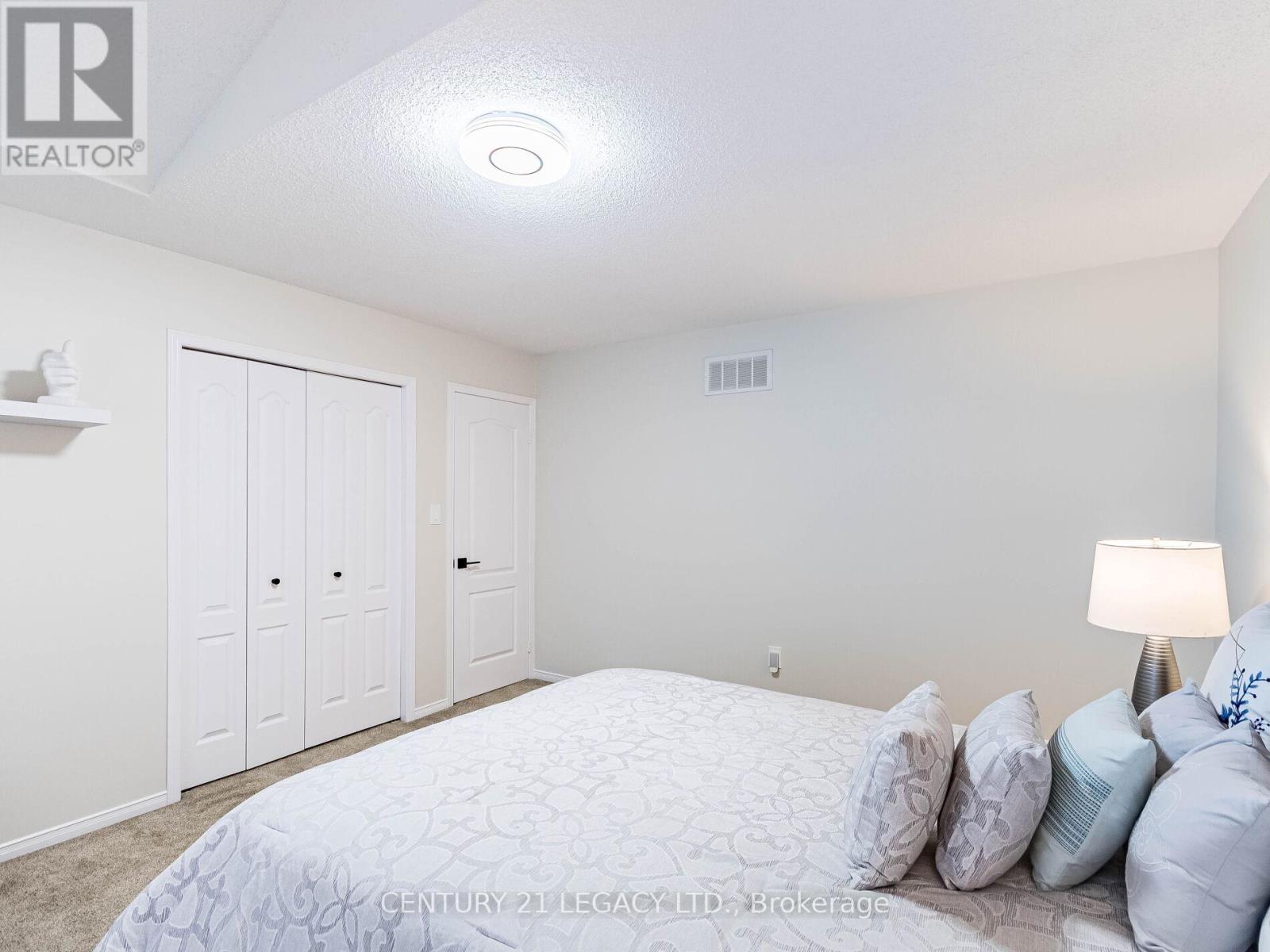 4110 Forest Run Avenue, Burlington, Ontario  L7M 4L7 - Photo 36 - W12380426