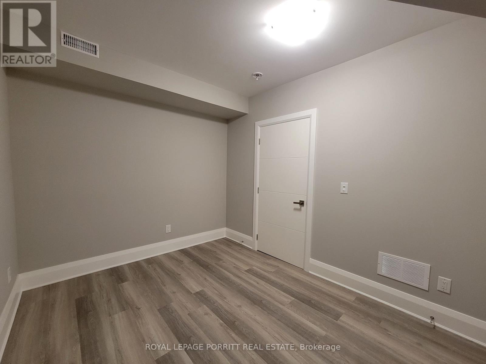 Lower - 15 Elton Crescent, Toronto, Ontario  M8W 2X9 - Photo 11 - W12380439