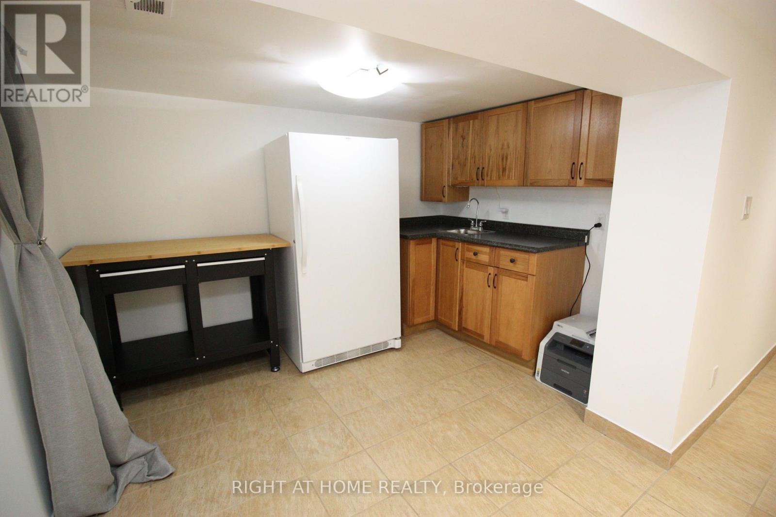 479 Rimilton Avenue, Toronto, Ontario  M8W 2H2 - Photo 11 - W12380498
