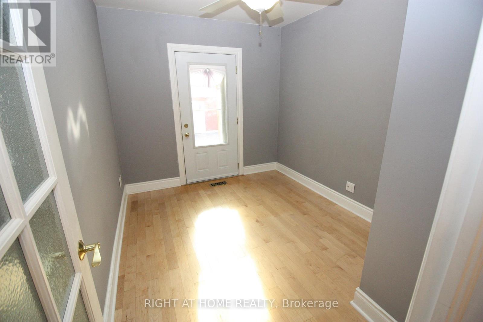 479 Rimilton Avenue, Toronto, Ontario  M8W 2H2 - Photo 7 - W12380498