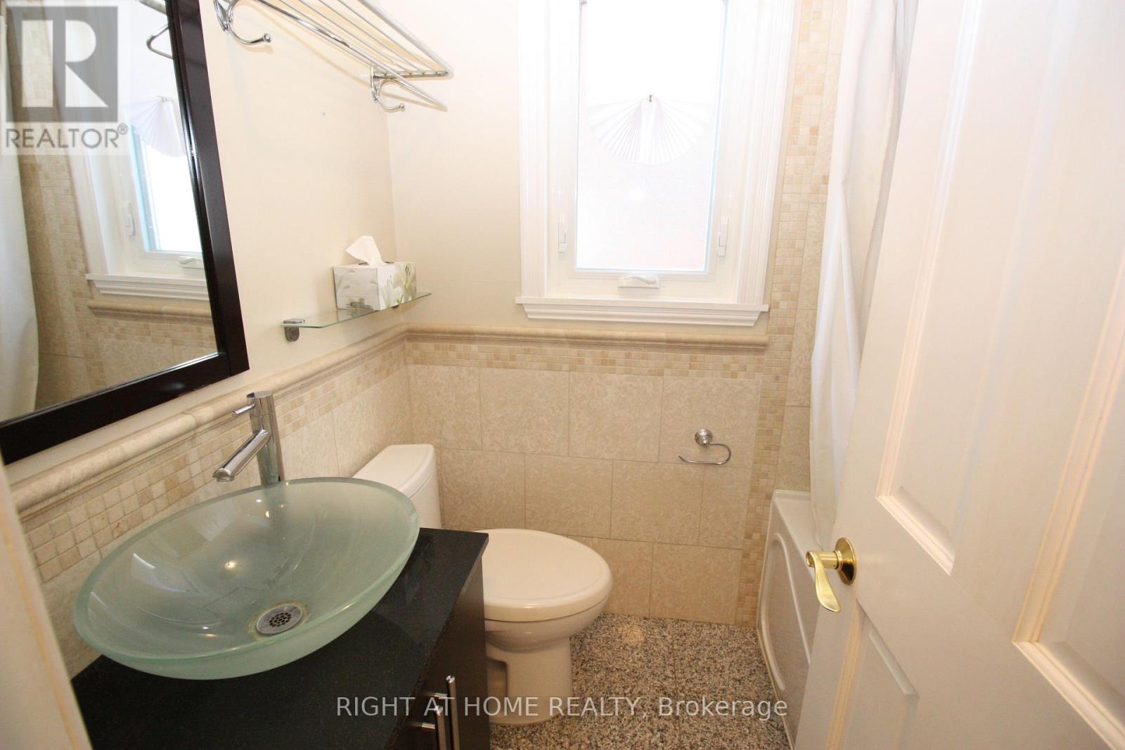 479 Rimilton Avenue, Toronto, Ontario  M8W 2H2 - Photo 8 - W12380498
