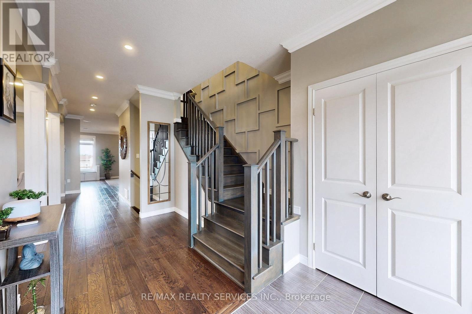 Property at 330 FESTIVAL WAY image 4