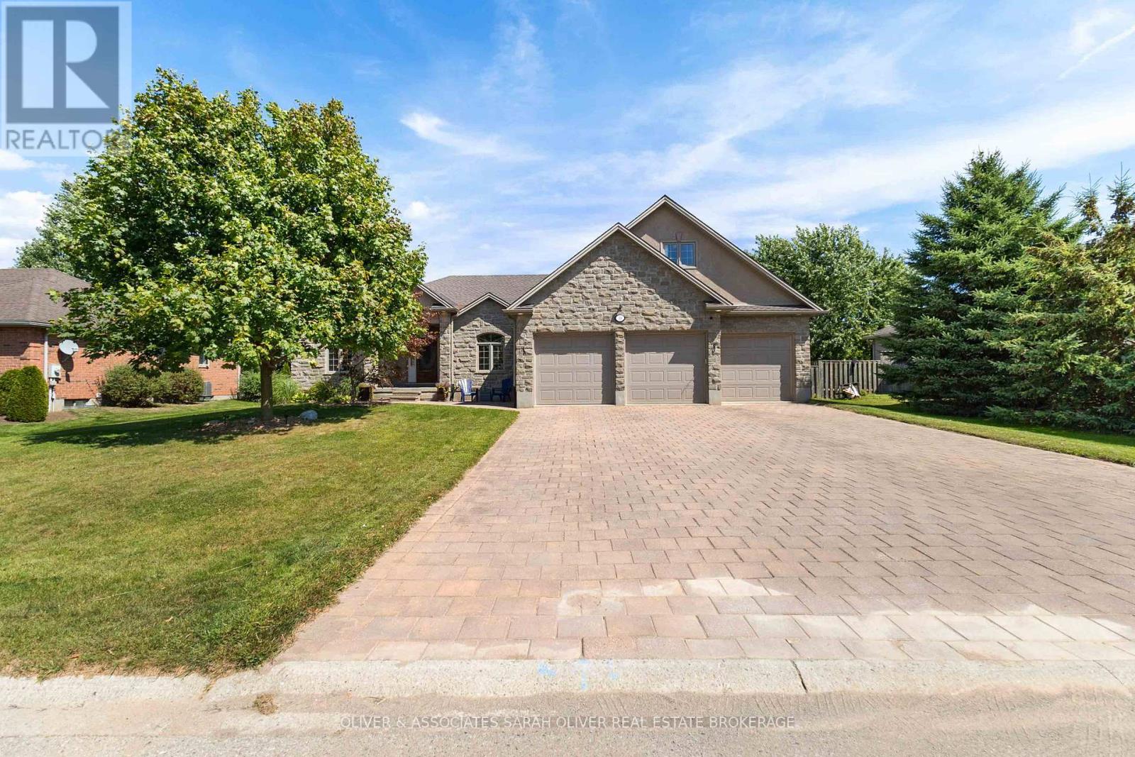 18 Highland Street, Middlesex Centre, Ontario  N0L 1E0 - Photo 3 - X12380748