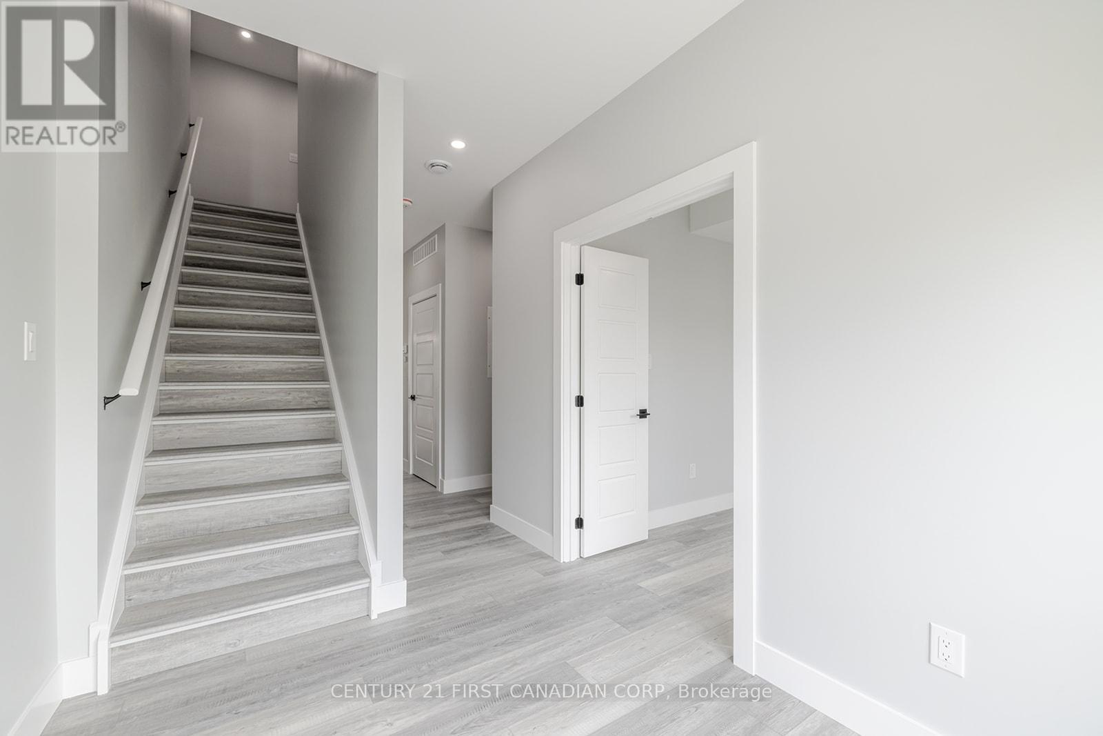 109 Ross Street, St. Thomas, Ontario  N5R 3X8 - Photo 9 - X12380813