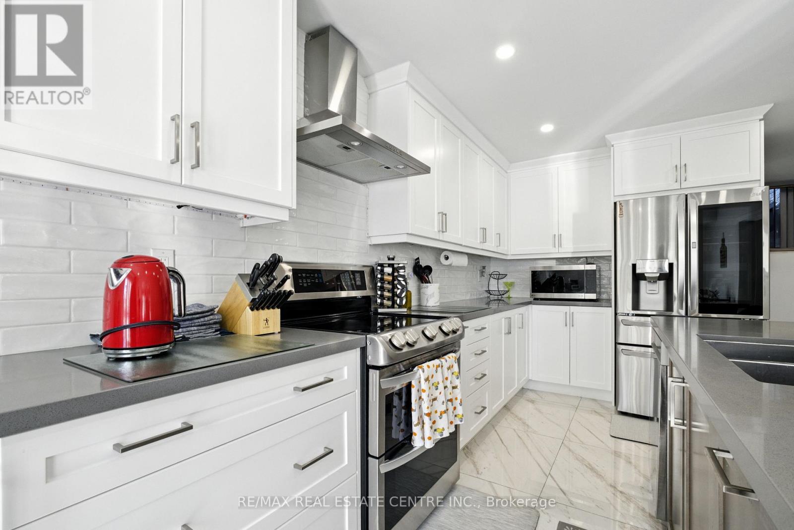 2 Bramoak Crescent, Brampton, Ontario  L7A 1T7 - Photo 14 - W12377399