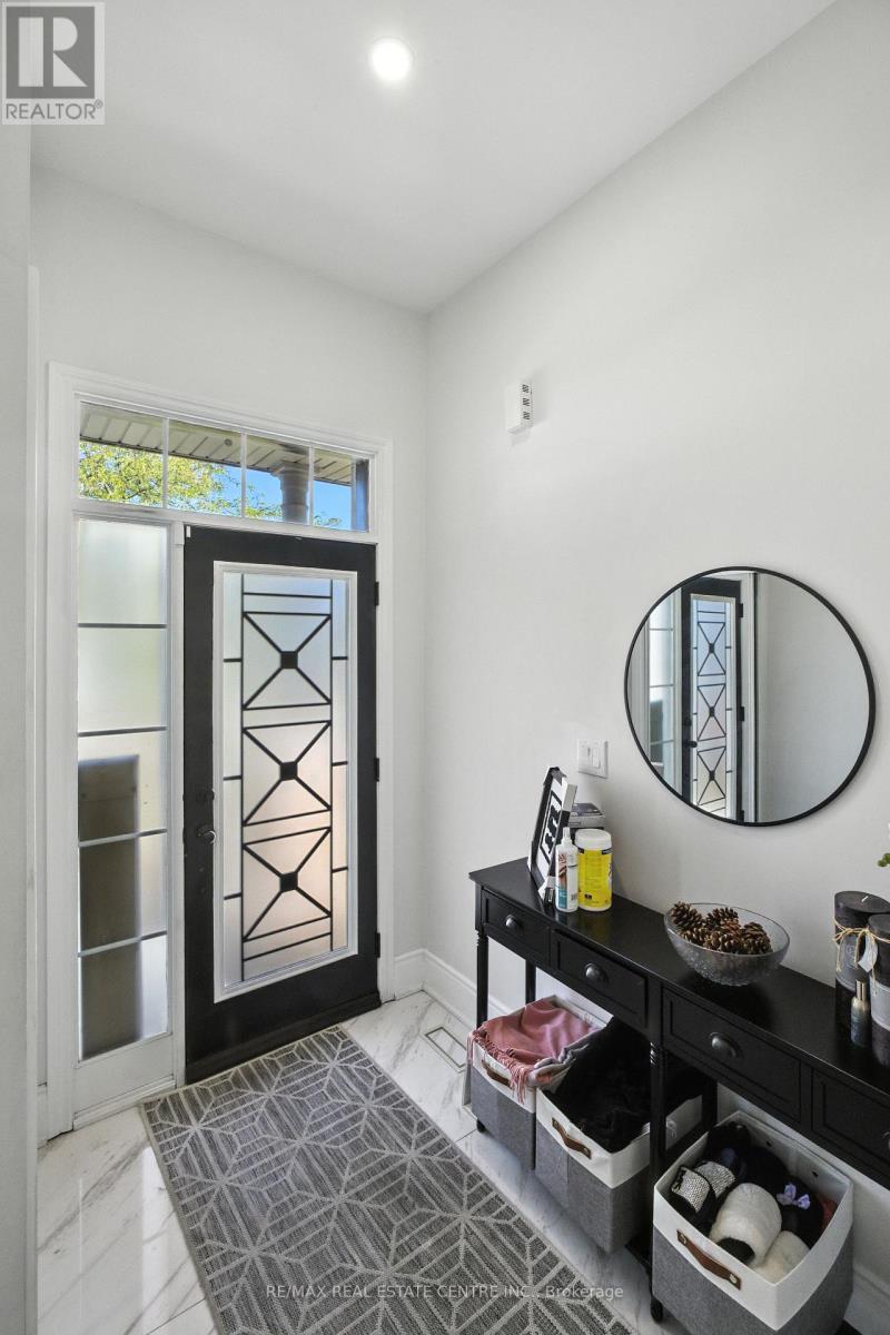 2 Bramoak Crescent, Brampton, Ontario  L7A 1T7 - Photo 4 - W12377399