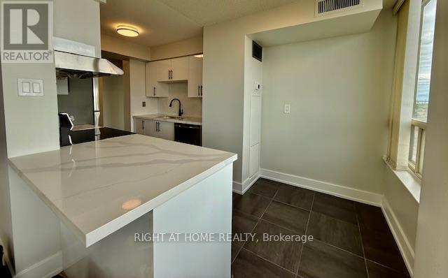 1808 - 700 Constellation Drive, Mississauga, Ontario  L5R 3G8 - Photo 12 - W12380572