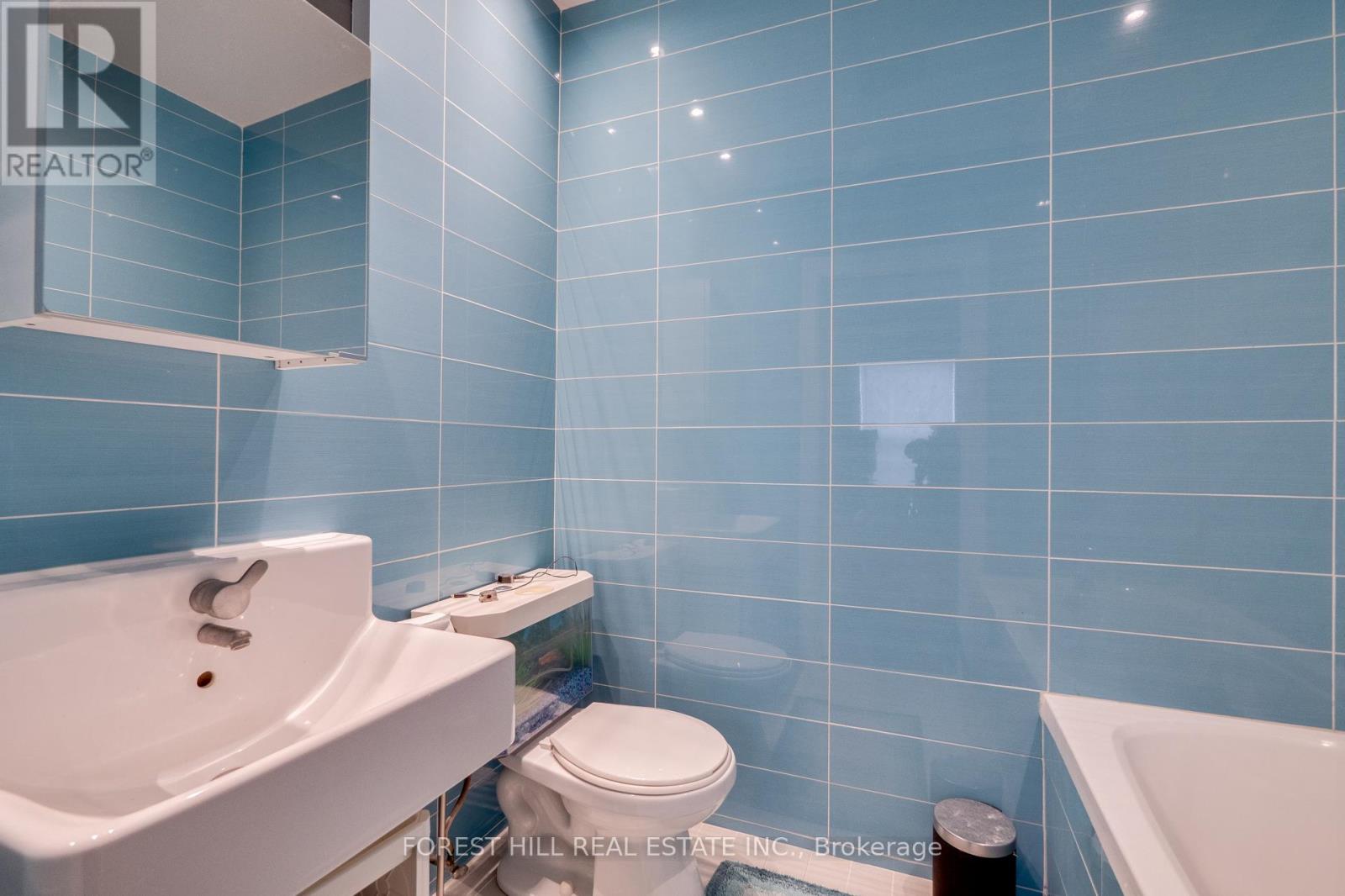 201 Queen Street S, Mississauga, Ontario  L5M 1L4 - Photo 27 - W12380693