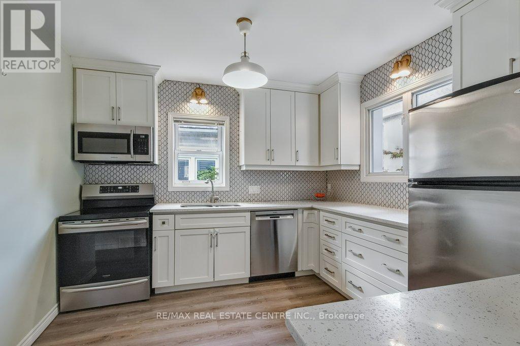 56 John Street W, Waterloo, Ontario  N2L 1B4 - Photo 8 - X12380655